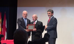 José Ignacio Ceniceros entregando a Victorino Martín un premio por su trayectoria
