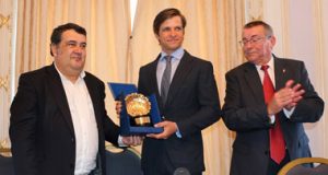 El Juli recogiendo la Concha de Oro 2016