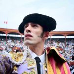 FERIA TAURINA DEL SEÑOR DE LOS MILAGROS LIM01. LIMA (PERÚ), 16/11/2014.- El torero español Alejandro Talavante saluda en el paseíllo hoy, domingo 16 de noviembre de 2014, en la plaza de toros de Acho de Lima (Perú), durante la feria taurina del Señor de Los Milagros. EFE/STR